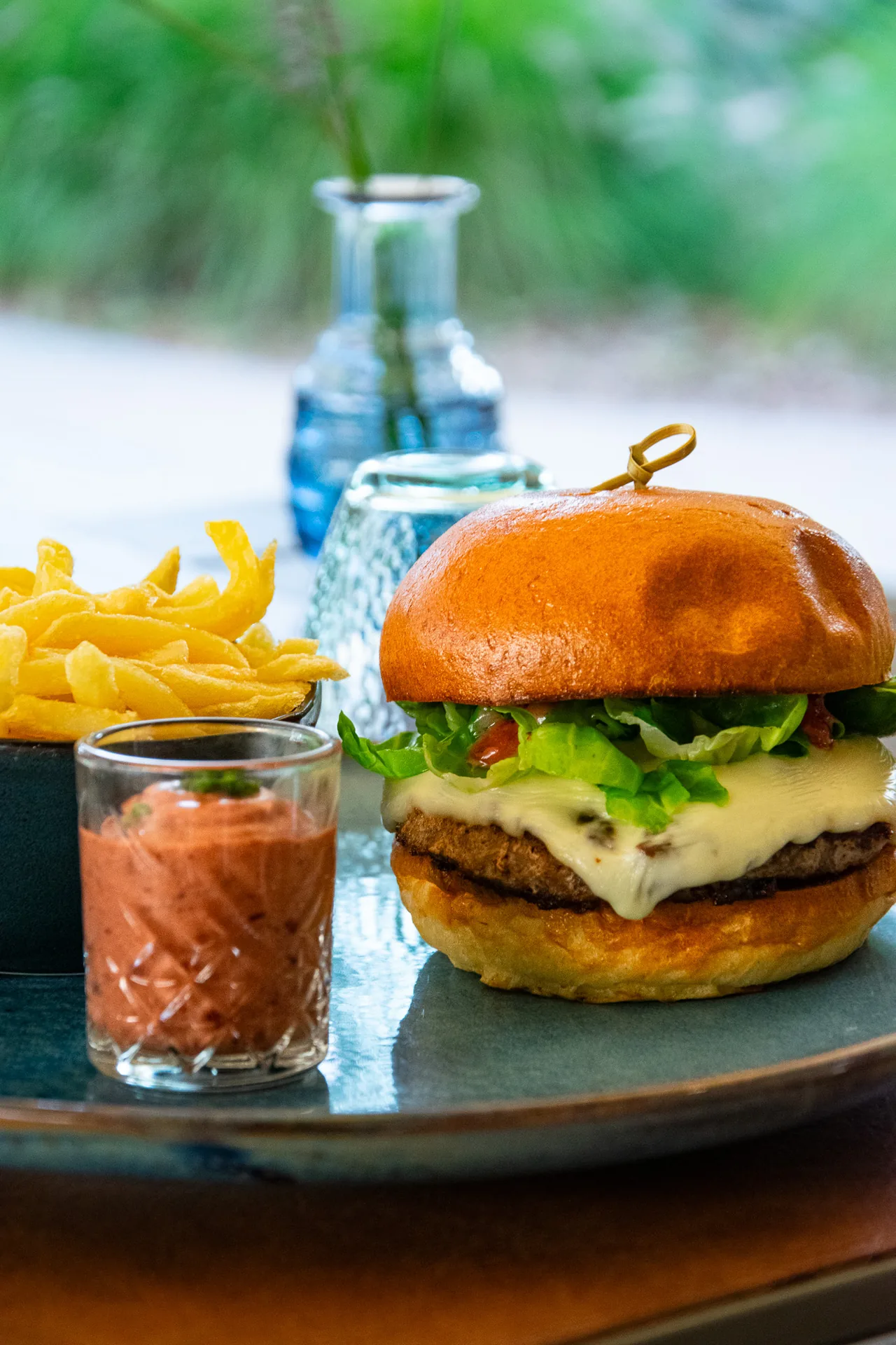 Burger et frites servis en terrasse chez Open Café