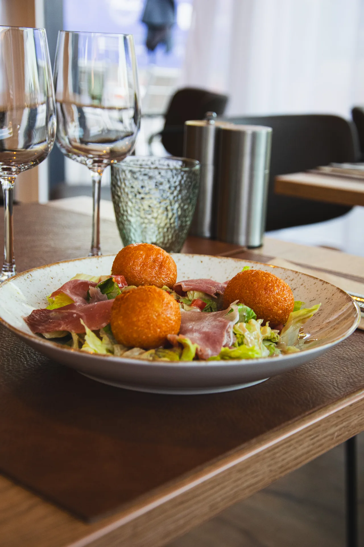 Salade au jambon cru et croquettes dorées servie chez Open Café