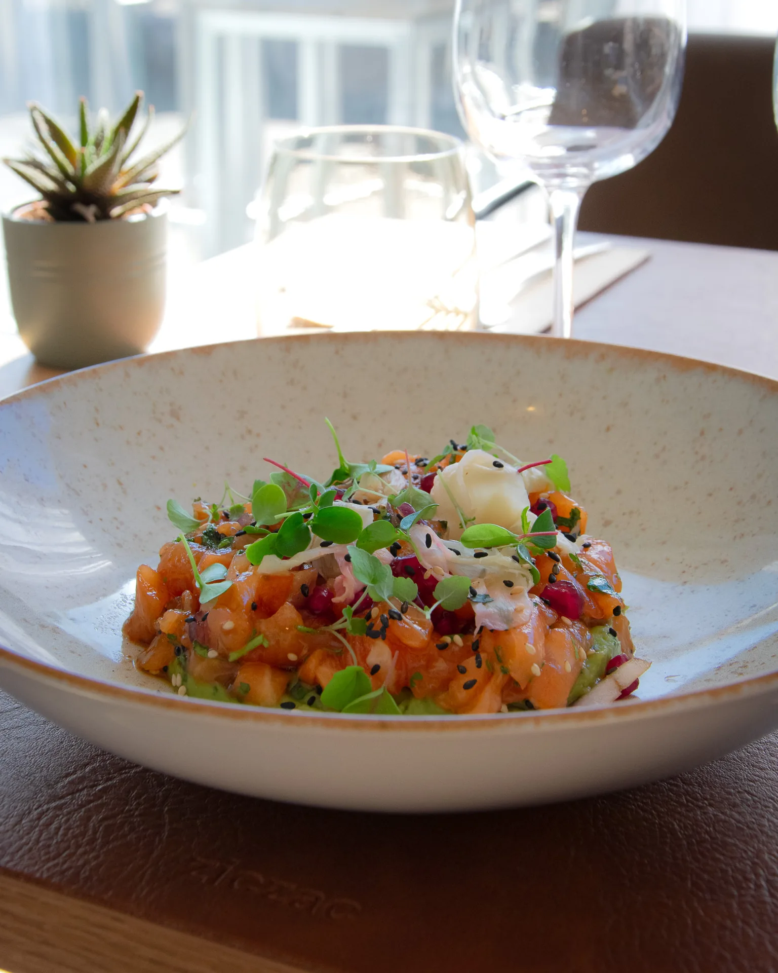 Tartare de saumon servi dans une assiette creuse chez Open Café