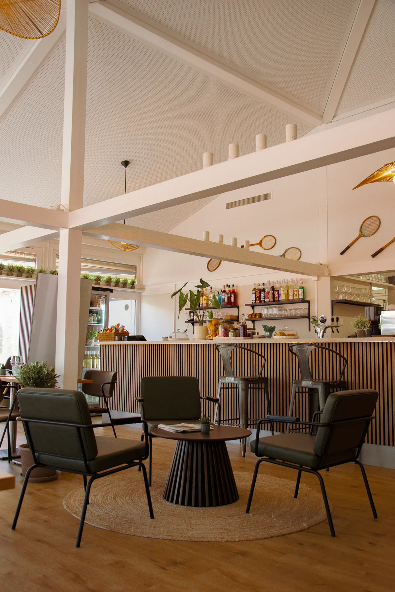 Salle et bar lumineux d’Open Café