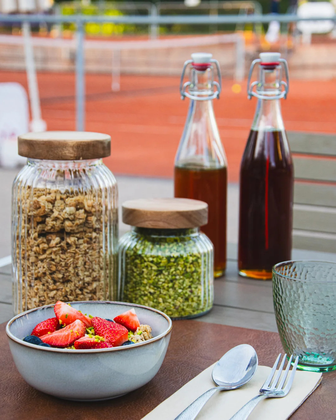 Granola et fruits rouges devant les courts de tennis d’Open Café